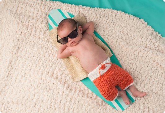 Bebé pequeño tomando sol con lentes de sol